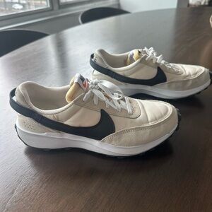 Nike Waffle Debut Running Shoe - size 8.5
Lightly worn. Great condition